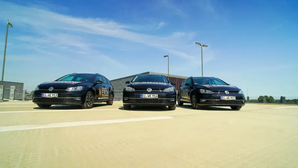 ERON Einsatzfahrzeuge auf einem Parkdeck vor blauem Himmel. Ihr Sicherheitsdienst in Bielefeld