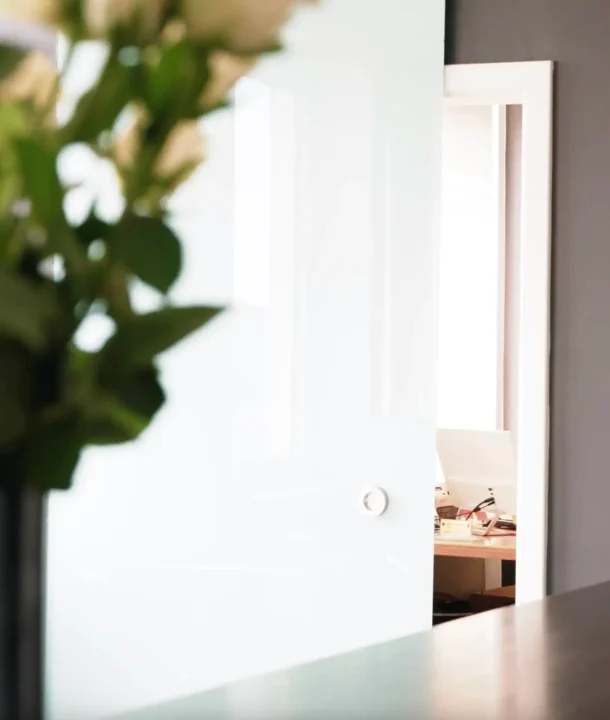 Ein Blick durch eine geöffnete Tür in ein modernes Büro von Eron Wachschutz Bielefeld.