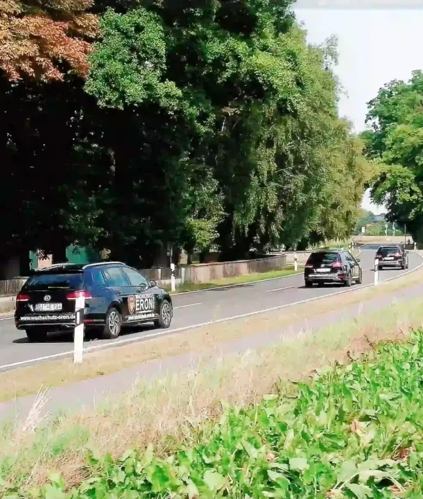 Dienstfahrzeug von Eron Wachschutz Bielefeld auf Einsatzfahrt. Unsere Leistungen im gesamten Stadtgebiet.