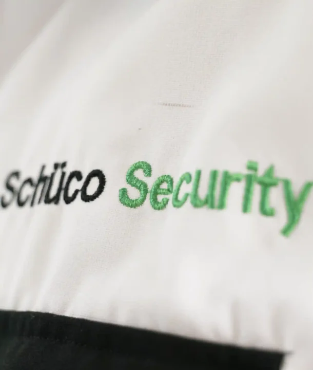Detailaufnahme der Schüco Security Dienstkleidung in Kooperation mit Eron Wachschutz Bielefeld.